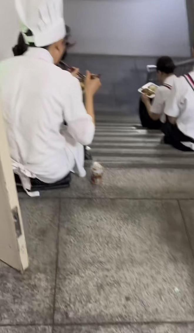 在桌上吃饭员工无奈只能蹲着吃饭开元棋牌网友吐槽西贝上班不让坐(图3)